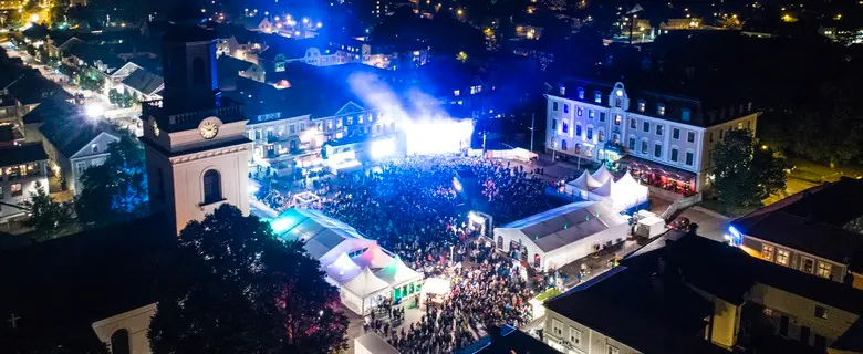 Vy över publikhav på Stora torget i Eksjö under Eksjö stadsfest.