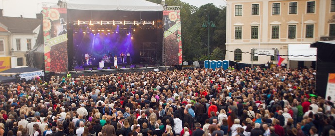 Bild från torget med publikhav under en konsert på Eksjö stadsfest