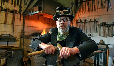 Fotografi som visar Roland Svensson i smedjan i Stensjön