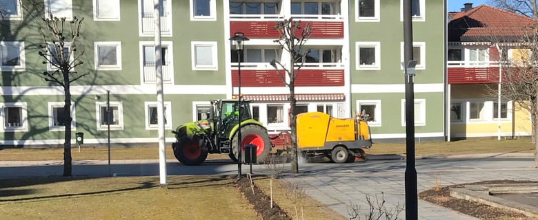 En sandsopningsmaskin i centrala Eksjö.