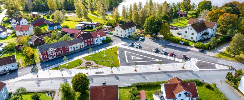 Bild ovanifrån över torget i Ingatorp samt bebyggelsen runt ikring, kyrkan och Ingatorpssjön.