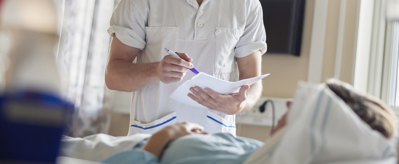 Sjuksköterska som arbetar med patient i rummet.