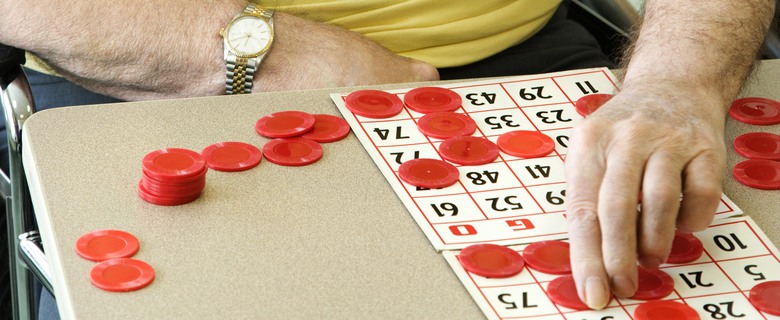 En äldre man som spelar bingo.