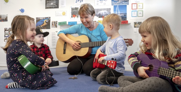 Av sång och musik blir man glad.
