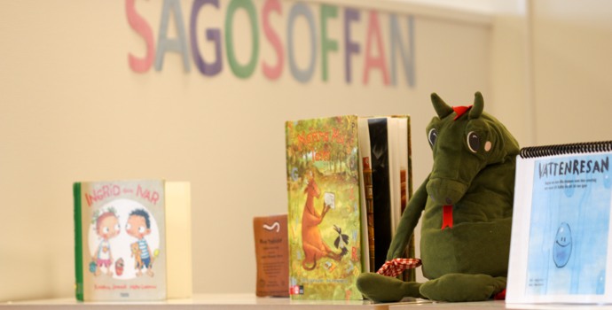 I sagosoffan är det mysigt att lyssna på berättelser.