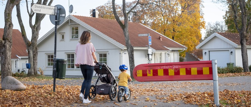 En mamma som är ut och går med sina barn på en gång- och cykelbana i ett bostadsområde i Eksjö.