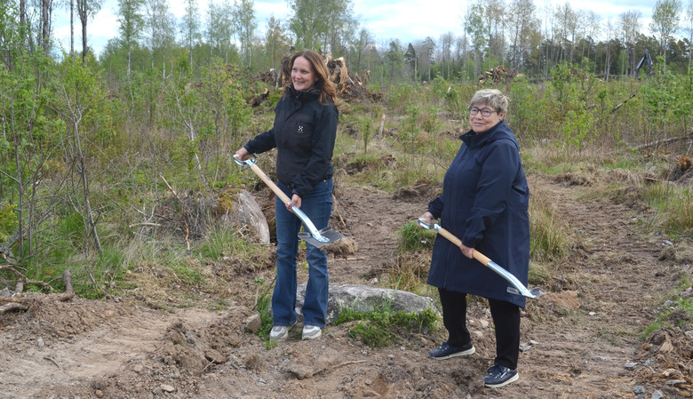 Nathalie Nilsson till vänster och Marie-Louise Gunnarsson till höger tar det första spadtaget för nytt särskilt boende i Kvarnarp.