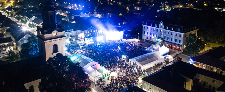 Vy över publikhav på Stora torget i Eksjö under Eksjö stadsfest.