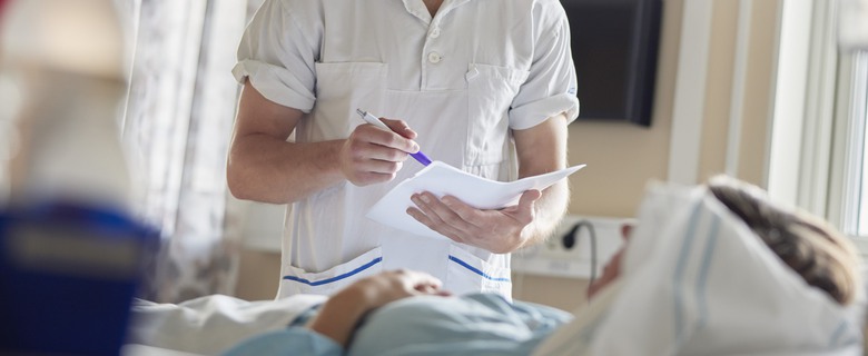 Sjuksköterska som arbetar med patient i rummet.