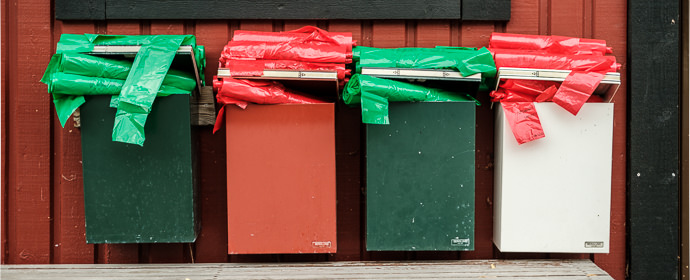 Bild med postlådor med soppåsar