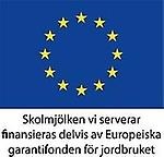 Logotype EU skolmjölksstöd och texten: skolmjölken vi serverar finansieras delvis av Europeiska garantifonden för jordbruket.