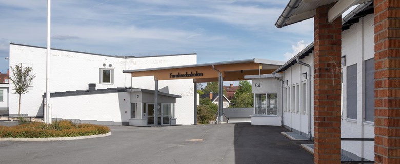 Furulundsskolan och skolgård.