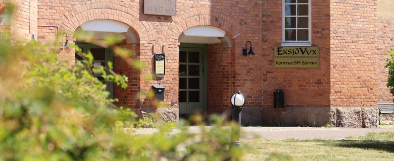 Ingång till Vux i12, Kaserngatan 16 i Eksjö