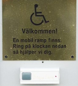 Bild: skylt som kan sättas upp vid entré om att handikappramp finns att tillgå