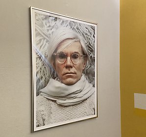 Porträtt av Andy Warhol som hänger på en vägg på Eksjö museum