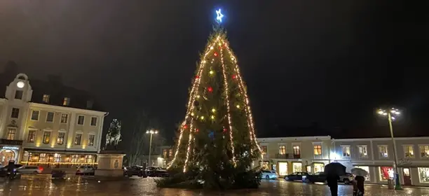 Julgran på Stora torget i Eksjö. I bakgrunden syns stadshotellet och fler äldre byggnader.