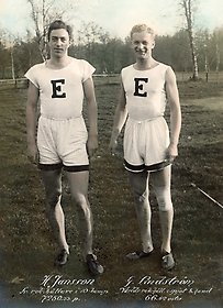 Fotografi som visar H Jansson, svensk rekordhållare i 10-kamp samt Gunnar Lindström, världsmästare i spjutkastning, stående i Vildparken (då idrottsplats).