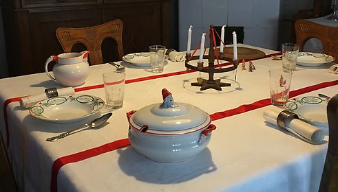 Foto över matbordet på Aschanska gården, det är dukat för julgröt med grötporslin.