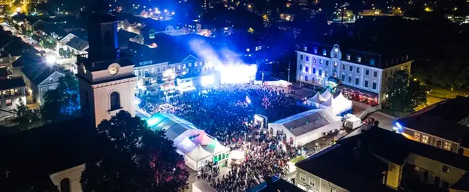 Vy över publikhav på Stora torget i Eksjö under Eksjö stadsfest.