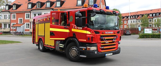 Brandbil utanför brandstationen.
