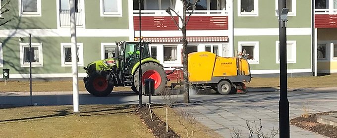 Sopmaskin som sopar en gata i centrala Eksjö.