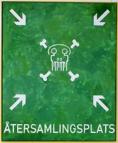 Skylt Återsamlingsplats, grön bakgrund och vit dödskalle i mitten