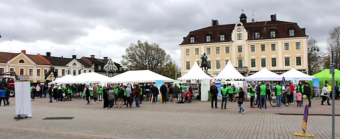 Besökare på Stora torget i Eksjö under Möt din kommun.