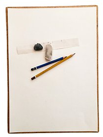 Fotografi som visar ett par blyertspennor, suddgummi och linjal på ett blankt papper