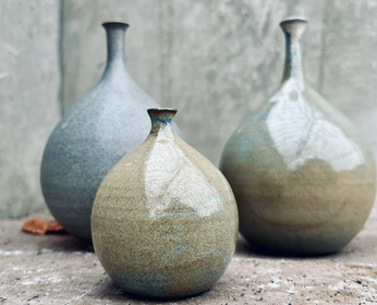 Tre runda keramik-krus med smal hals