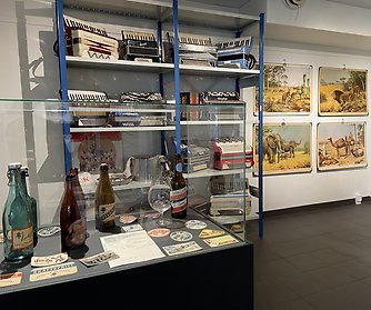 Några exempel på samlingar, tomterader och pappersdekorationer till jul.